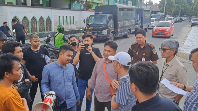Kasi Intel Kejari Medan terima aspirasi massa. [FT News/Reza Syahputra]