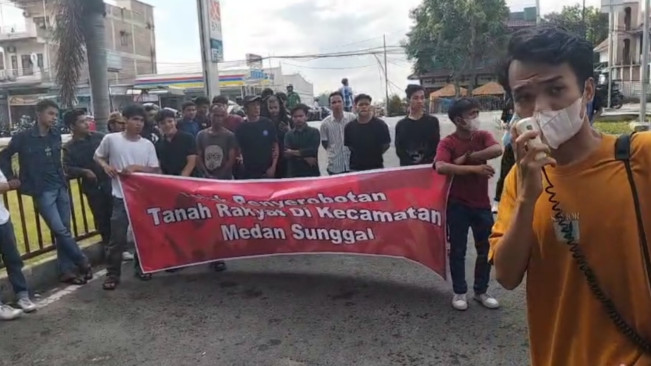 Massa melakukan unjuk rasa. [FT News/Reza Syahputra]