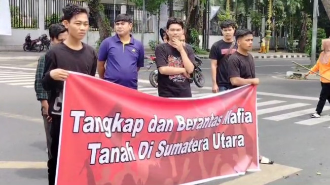 Demo di Kantor Walikota Kota Medan sempat diwarnai ketegangan. [FT News/Reza Syahputra]