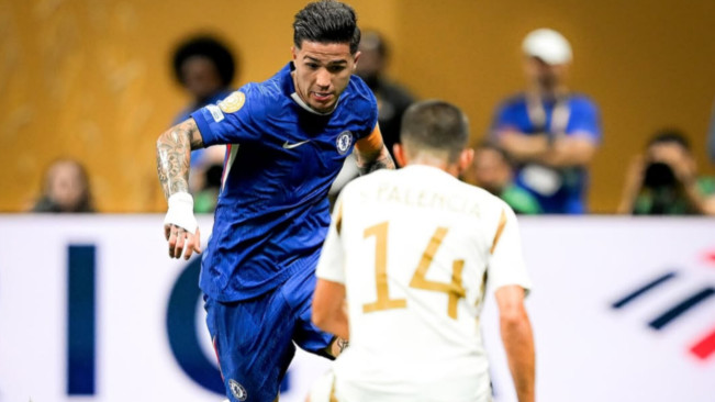 Enzo Fernandez coba melewati lawan. [Instagram]