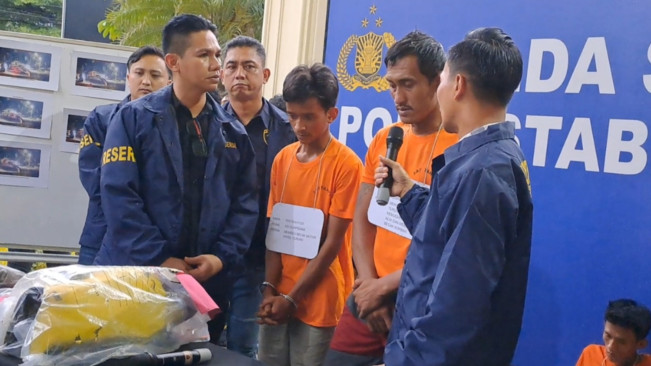 Kedua pelaku ditanya polisi. [FT News/Reza Syahputra]