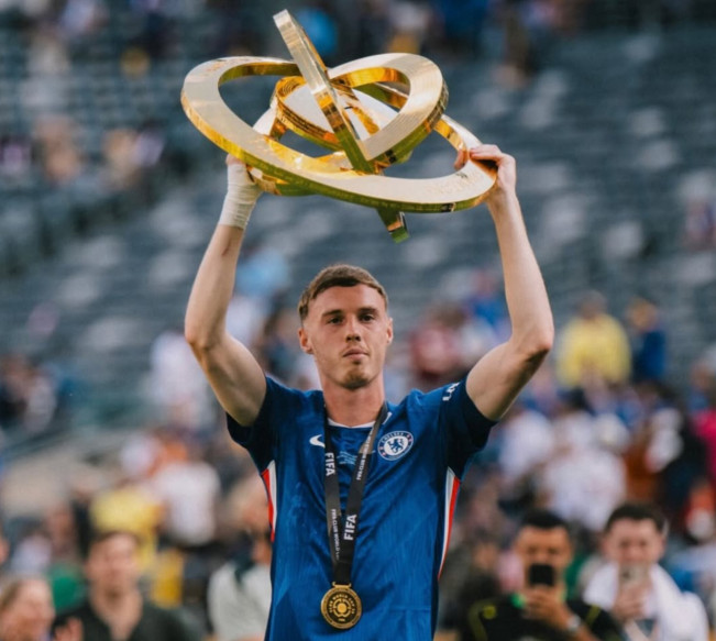 Andalan Chelsea, Cole Palmer angkat trofi Piala Dunia Antarklub 2025. [Instagram]