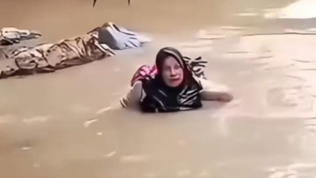 Siapa Dona Lubis? Bidan yang Videonya Viral karena Berenang Seberangi Sungai Demi Selamatkan Pasien