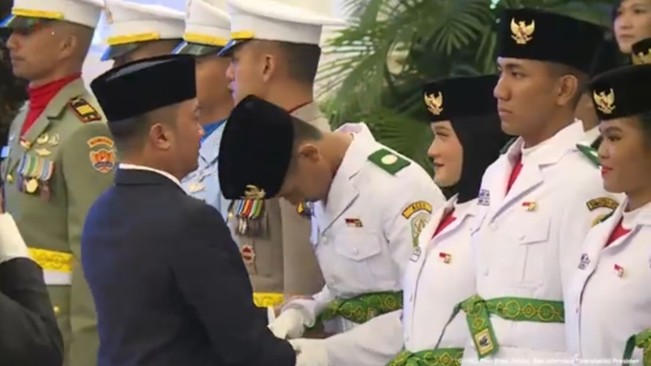 Mensesneg Prasetyo Hadi Kukuhkan 76 Anggota Paskibraka untuk HUT ke-80 RI di Istana Merdeka
