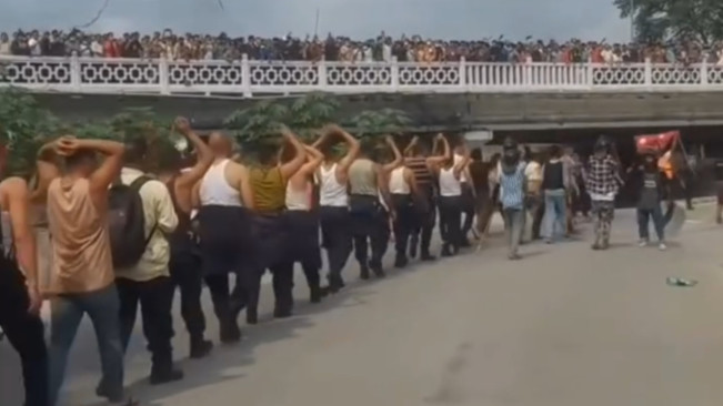 Demo Nepal, Polisi Jadi Tahanan dan Membelot