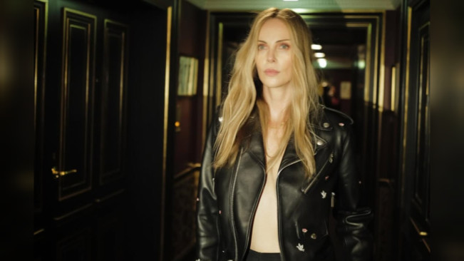 Siapa Charlize Theron? Artis Pendobrak yang Tampil Tanpa Atasan di Fashion Show Dior 2025