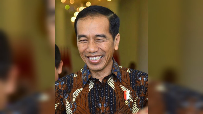 Viral Seorang Ibu Pendukung Jokowi Ancam Demo Besar Hanya Pakai Pakaian Dalam