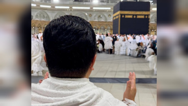 Momen Erick Thohir Berdoa di Depan Ka'bah, Demi Timnas Indonesia?