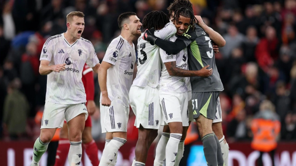 Senne Lammens dipeluk rekan-rekannya. [Instagram]