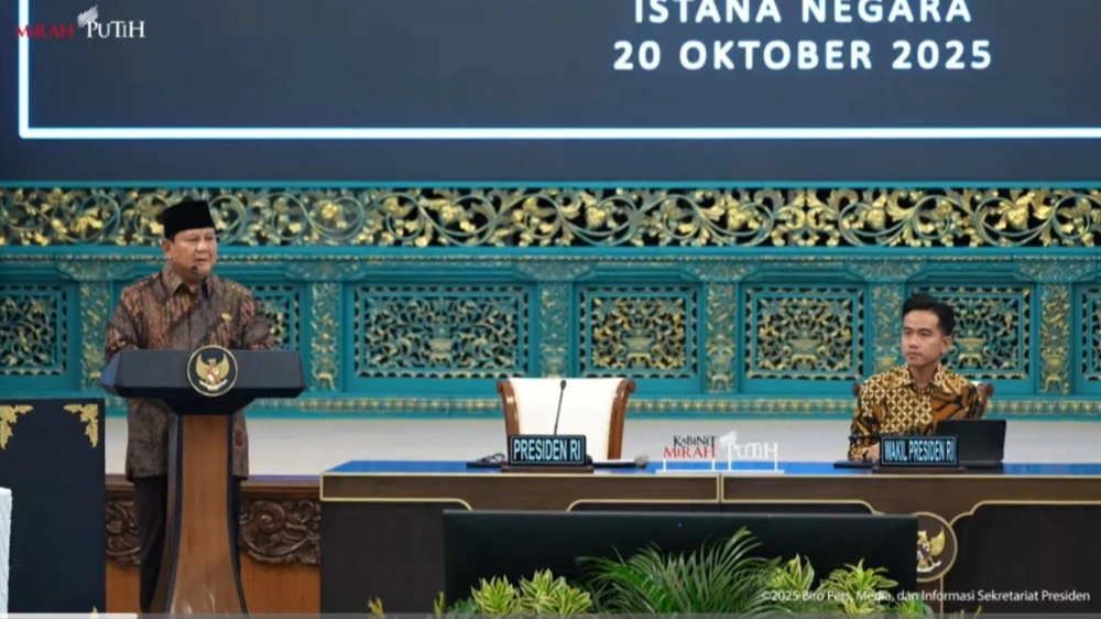 Prabowo didampingi Gibran saat sidanh Kabinet Merah Putih. [YouTube Sekretariat Presiden]