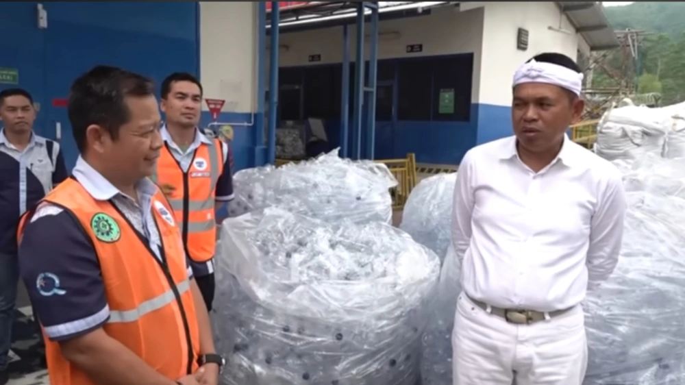 Gubernur Jawa Barat, Dedi Mulyadi sidak perusahaan Aqua. [YouTube KANG DEDI MULYADI]