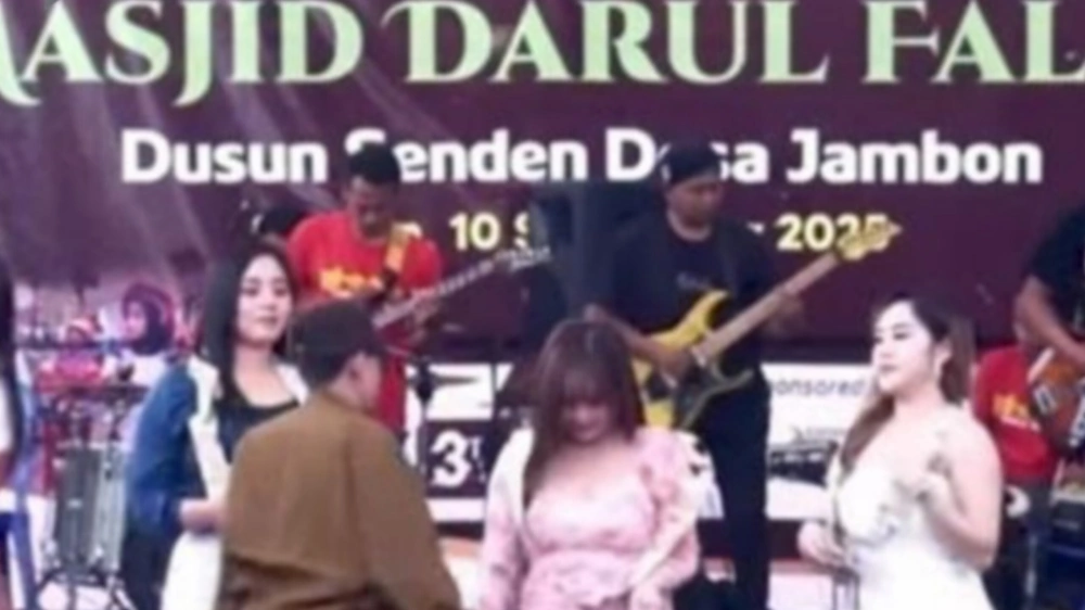 Viral peresmian masjid diwarnai biduan seksi. [Instagram]