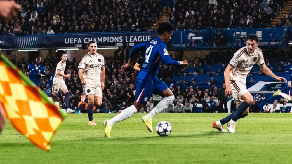 Estevao Willian saat mendrible bola. [Instagram]