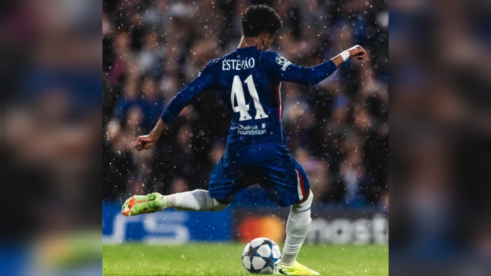 Estevao Willian saat mengeksekusi penalty. [Instagram]