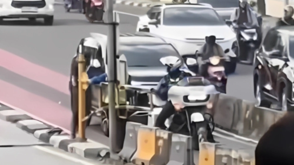 Mobil Pajero dikawal polisi masuk jalur busway. [Instagram]