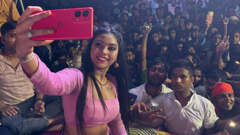 Kajal Raj selfie dengan penonton. [Instagram/@kajalraj9097]