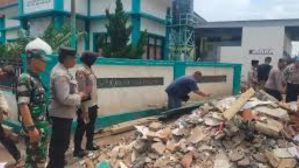 Atap Asrama Putri Ponpes di Situbondo Ambruk. [X]