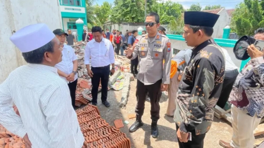 Atap Asrama Putri Ponpes di Situbondo Ambruk. [Instagram]