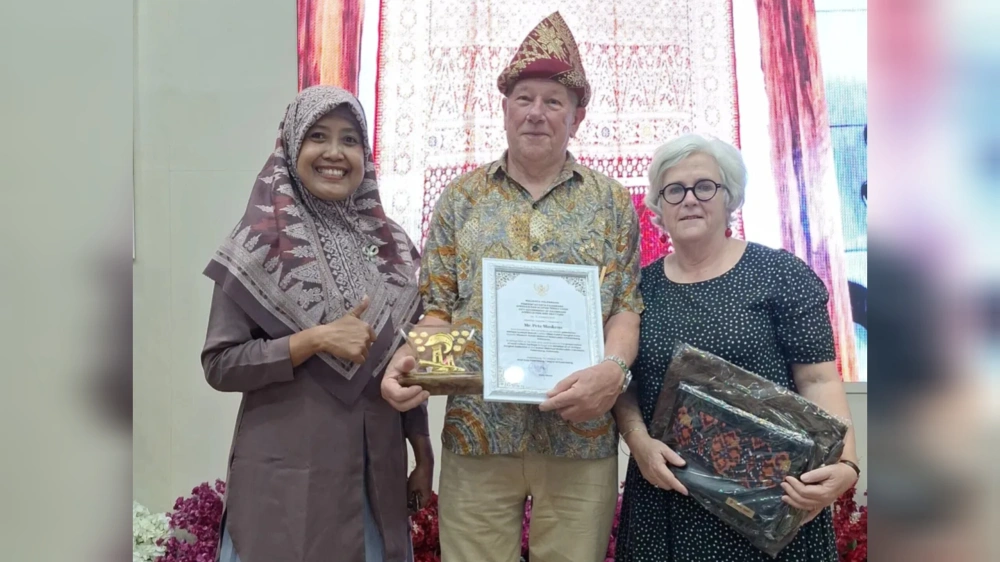Pete Muskens (tengah) mengembalikan Songket Limar Bunga Cogan. [Instagram]