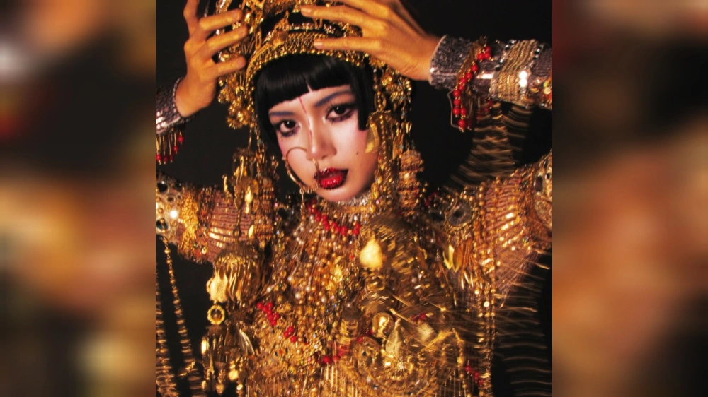 Penampilan Lisa Blackpink sebagai Jibaro. [Instagram/@lalalalisa_m]