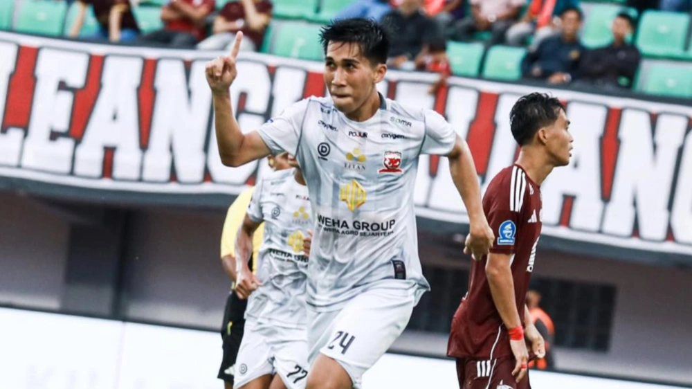 Selebrasi Taufany usai cetak gol. [Instagram/@maduraunited.fc]