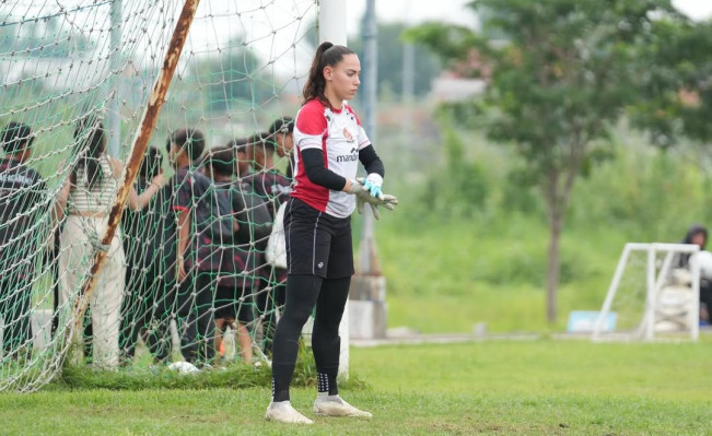 Iris de Rouw berlatih bersama Timnas Putri Indonesia. [Instagram @irisderouw]