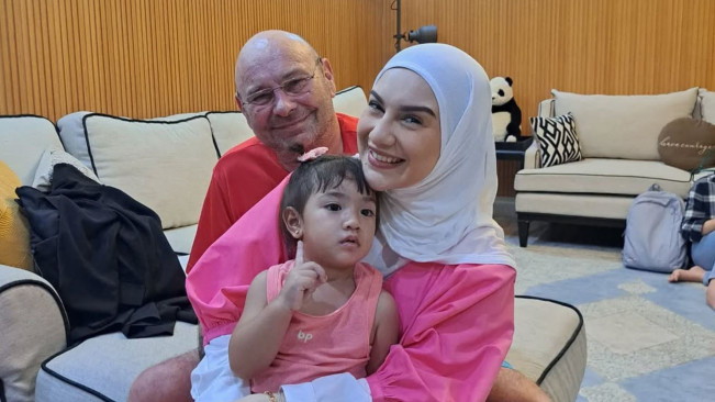 Ayah Irish Bella Meninggal di Belgia Akibat Kanker