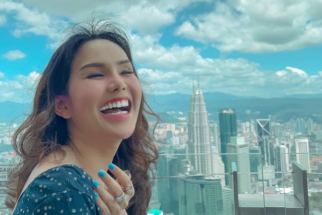 Ustadz Derry Sulaiman Mendidih Lihat Waria Isa Zega Pakai Hijab di Mekah: Bapak Sudah Menantang Umat Islam!