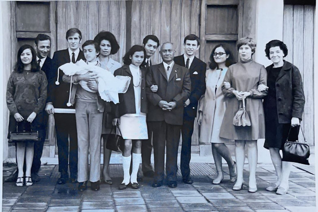 Potret lawas keluarga Isa Warps. [Instagram @isawarps]