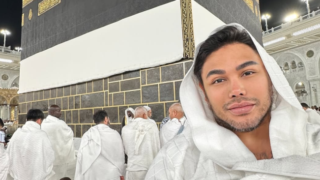 Ivan Gunawan saat haji. (Instagram)
