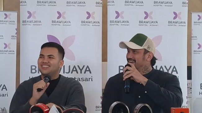 Tora Sudiro bersama menantunya, Muhammad Ivan Lubis, suiami Nabila dalam konferensi pers di RS Brawijaya, Jakarta Selatan pada Senin (23/6/2025). [FTNews]