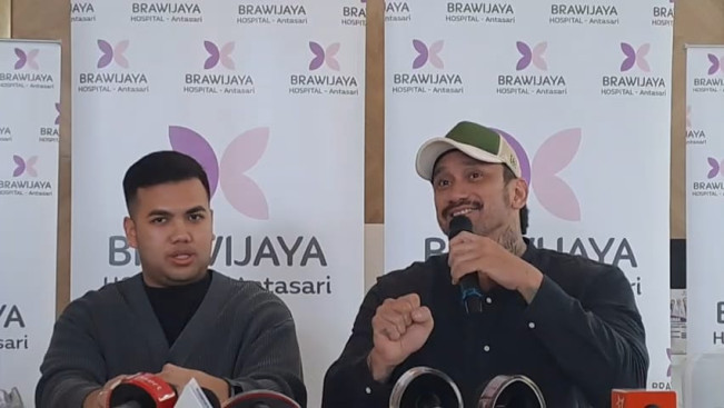 Tora Sudiro dalam dalam konferensi pers di RS Brawijaya, Jakarta Selatan pada Senin (23/6/2025). [FTNews]