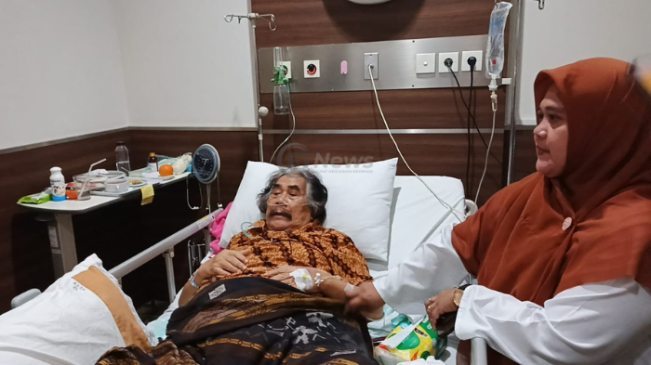 Vita, anak Jaja Miharja, mendampingi sang ayah yang tengah terbaring dirawat di RS St. Carolus Salemba, Jakarta Pusat, Sabtu (31/5/2025). [FTNews.co.id/Selvianus Kopong Basar]