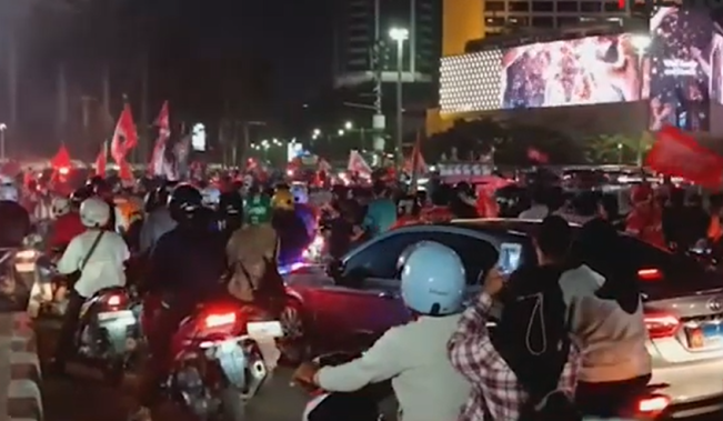 Ikut Gembira, Ratusan Jakmania Selebrasi Kemenangan Pramono Anung-Rano Karno di Bundaran HI