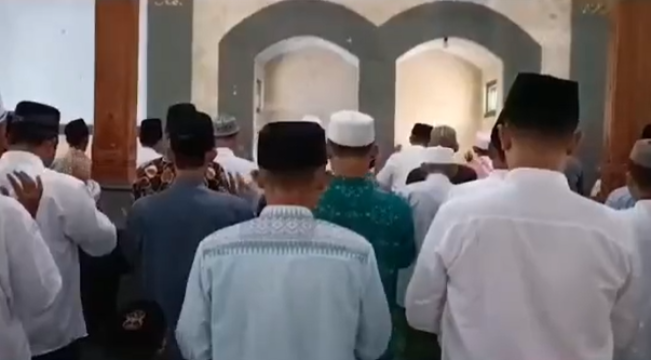 Lebaran Duluan, Jamaah Al Muhdlor Tulungagung Laksanakan Salat Idul Fitri Hari Ini