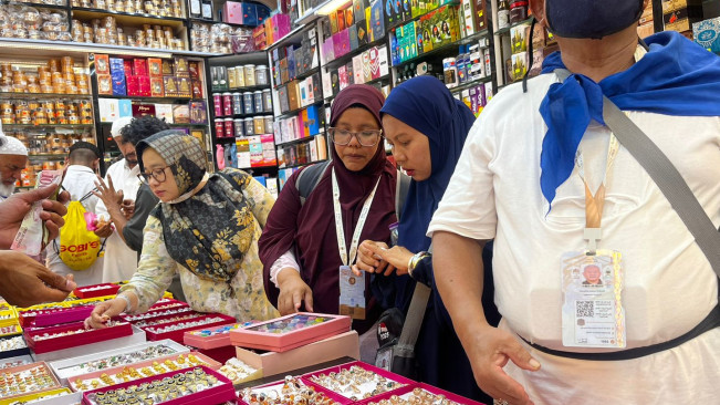 Jemaah haji Indonesia sedang memilih-milih oleh-oleh di Pasar Kakiyah, Makkah, Arab Saudi. [Dok. Kemenag]