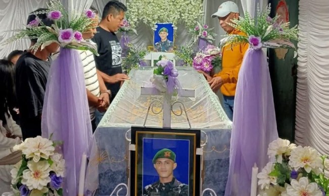 Tangis Pilu Sang Ibu di Pemakaman Prada Lucky: Mama Tidak Terima Kamu Pergi seperti Ini