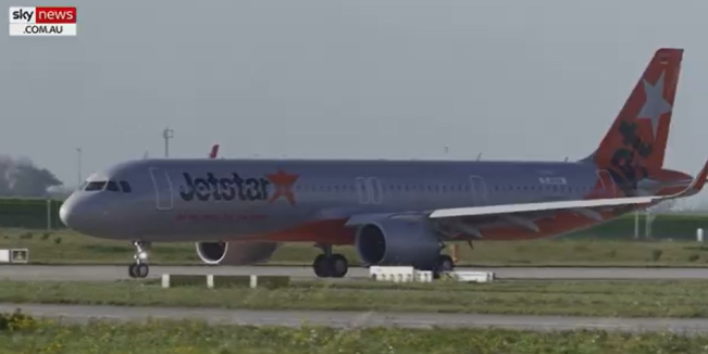 Detik-detik Menegangkan Pesawat Jetstar Airways Mendarat Darurat Karena Pecah Ban