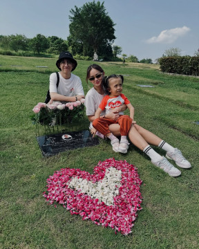 Saat Joanna Alexandra Kunjungi Makam Raditya Oloan (instagram)