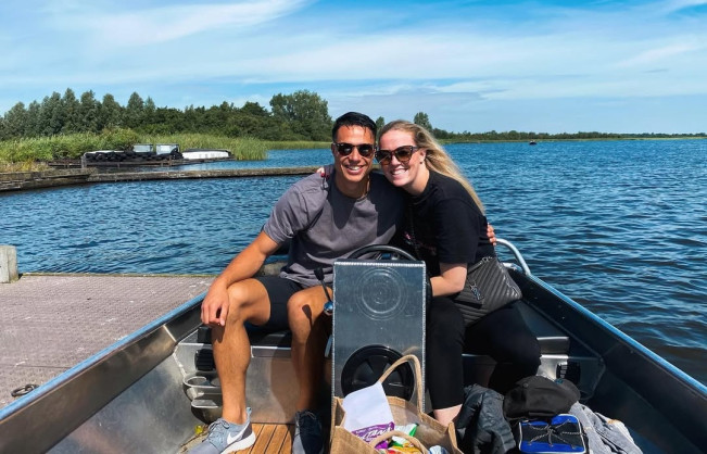 Gelandang Timnas Indonesia Joey Pelupessy bersama istri, Marlies. [Instagram @mwaande20]
