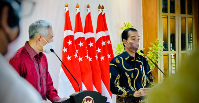 Presiden ke-7 RI Joko Widodo (Jokowi) menyampaikan pernyataan pers bersama PM Singapura terkait sejumlah kesepakatan antara Indonesia dan Singapura pada 22 Januari 2022. Salah satunya Perjanjian Ekstradisi. [Foto: BPMI Setpres/Laily Rachev]
