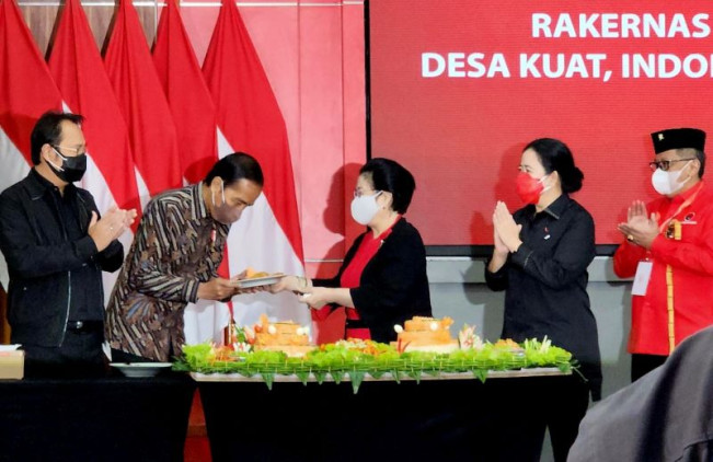 Tumpeng dan "Selamat Ulang Tahun" dari Jamrud Meriahkan HUT Jokowi