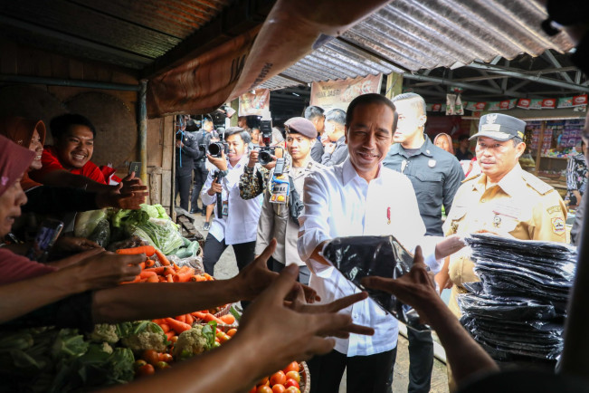 Cek Pangan di Pasar Blabak Magelang, Jokowi: Harga Beras Naik karena Belum Panen Raya