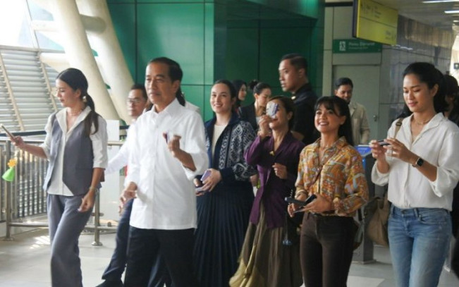 Jokowi Jajal LRT Lagi, Ajak Rombongan "Influencer" Naik dari Bekasi