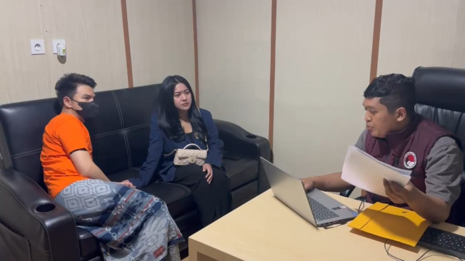 Lagi Sakit dan Sulit Jalan, Jonathan Frizzy Dijemput Paksa Polisi