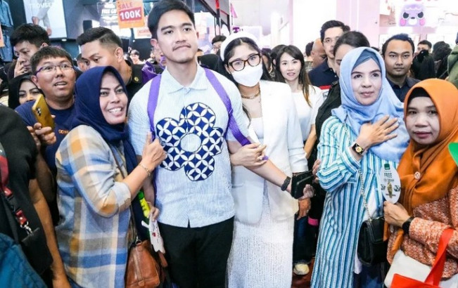 Cara Erina Gudono 'Lindungi' Kaesang Pangarep Saat Diserbu Emak-emak di PRJ