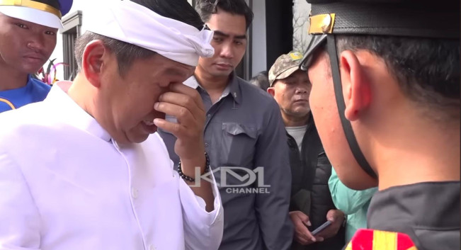 Dedi Mulyadi Memeluk Anak Yatim Piatu Usai Mereka Lulus dari Barak Militer (YouTube)