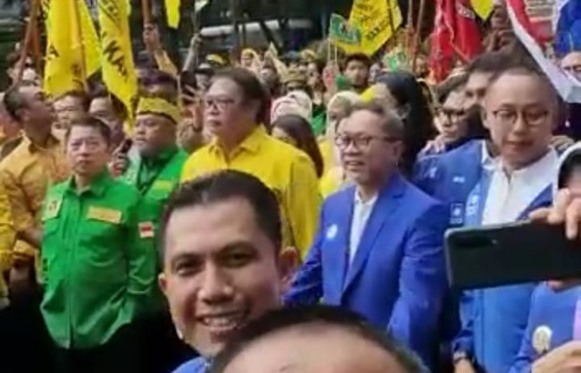 Aksi Saling Dorong Warnai Proses Pendaftaran Parpol KIB ke KPU