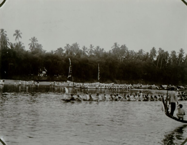 Perlombaan Pacu Jalur di Sungai Indragiri, tahun 1927. (Wikipedia/hdl.handle.net/)