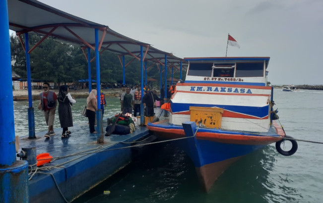 KM Raksasa Tak Mampu Lewati Gelombang Tinggi hingga Dievakuasi Tim Gabungan